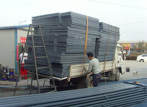热烈祝贺我公司成功为陕西华山路桥工程有限公司供货新型彩钢围挡板近500块