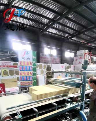 陕西建腾彩钢 特殊定制150厚岩棉120公斤 容重烘道板生产中