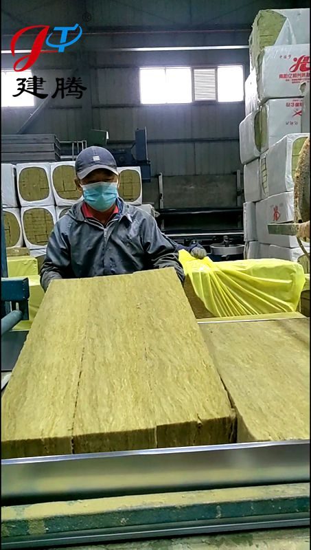 15公分/20kg的岩棉夹芯板生产中