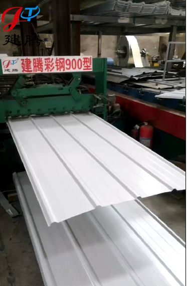 冠洲900型白色彩钢单板生产中