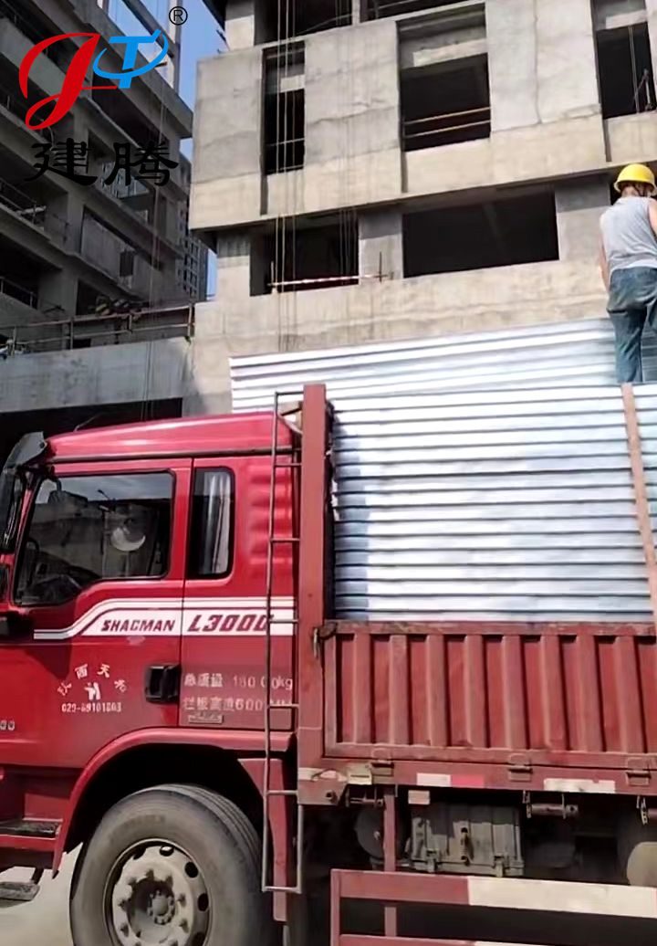 75mm岩棉墙板到达西安市灞桥街道西渠村工地卸货中