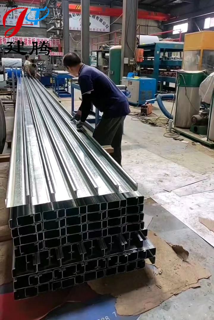 C型钢120*50*20*2.2生产中