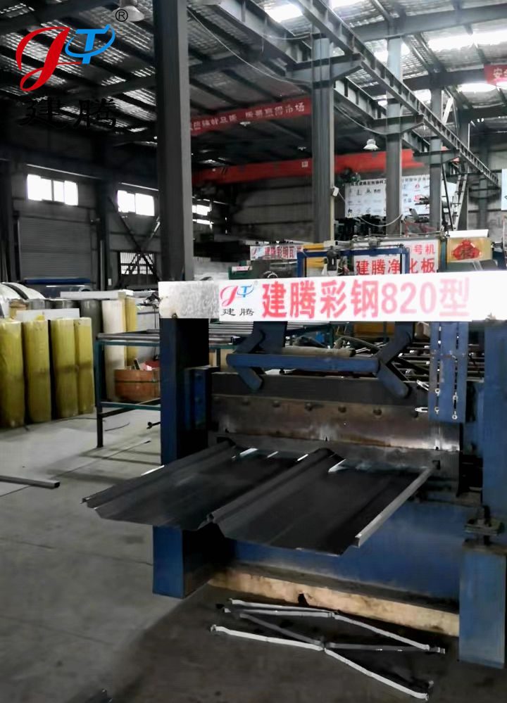 820型唐浅灰（角驰三）彩钢瓦生产中
