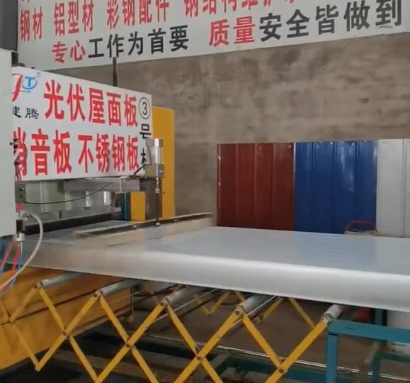 150厚彩钢岩棉夹芯板生产中